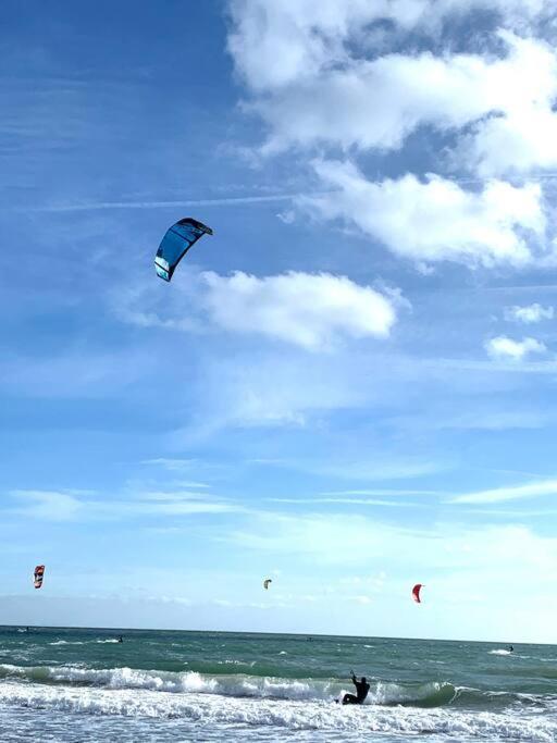 Top Floor Sandbanks Apartment With Free Parking Just Minutes From The Beach And Bars Canford Cliffs Экстерьер фото