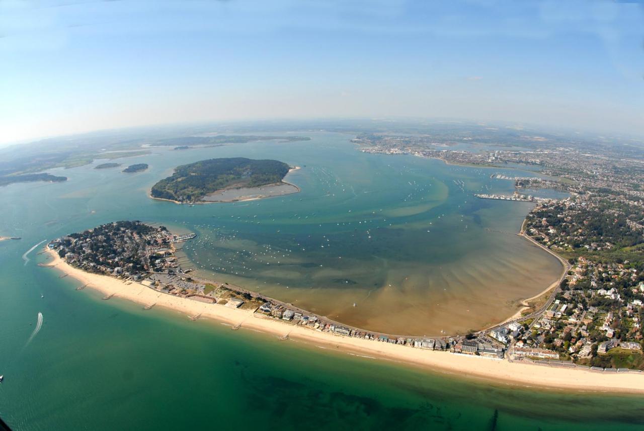 Top Floor Sandbanks Apartment With Free Parking Just Minutes From The Beach And Bars Canford Cliffs Экстерьер фото