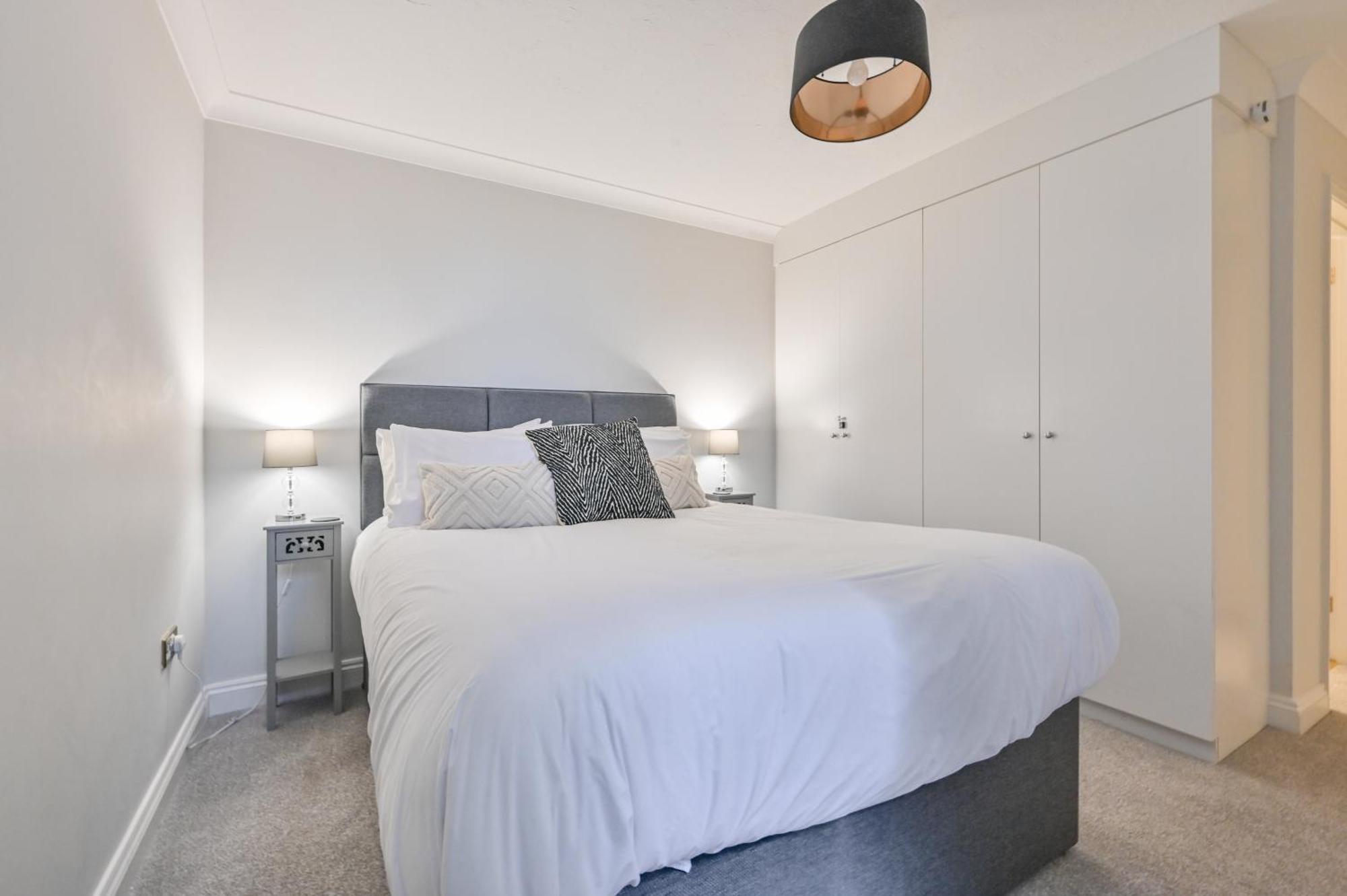 Top Floor Sandbanks Apartment With Free Parking Just Minutes From The Beach And Bars Canford Cliffs Экстерьер фото