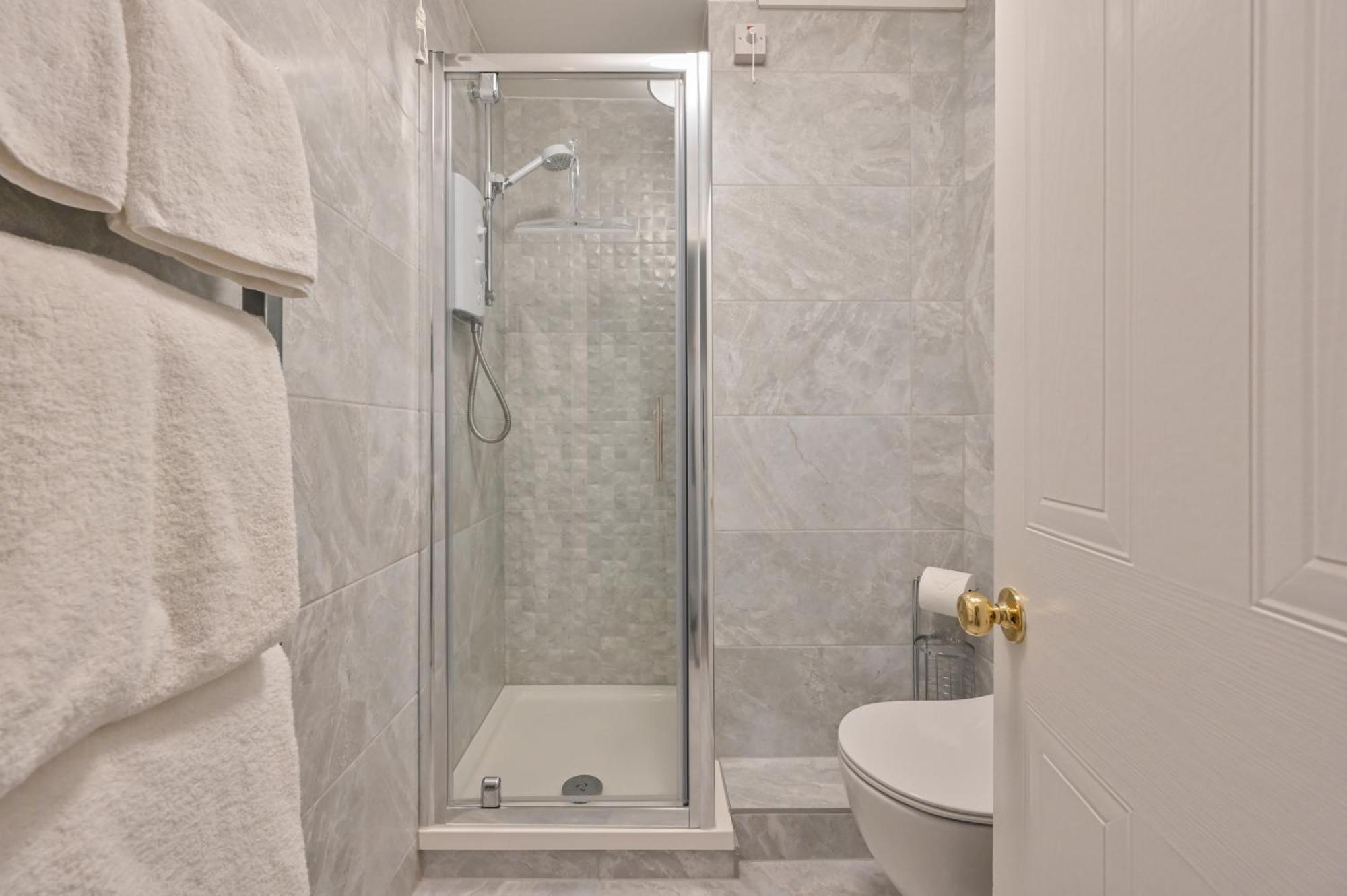 Top Floor Sandbanks Apartment With Free Parking Just Minutes From The Beach And Bars Canford Cliffs Экстерьер фото