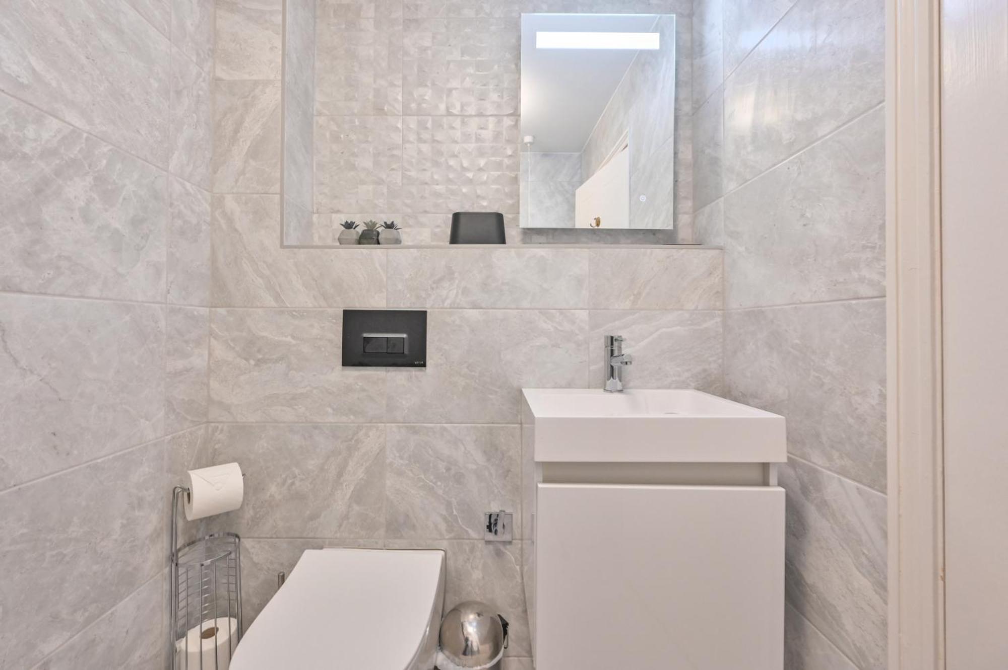 Top Floor Sandbanks Apartment With Free Parking Just Minutes From The Beach And Bars Canford Cliffs Экстерьер фото